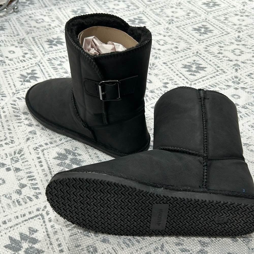 New without box airwalk black bear boots sz 6.5